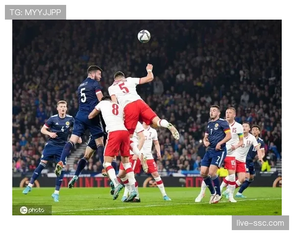 花絮：苏格兰vs波兰赛前，两队球迷联合为已故名宿默哀