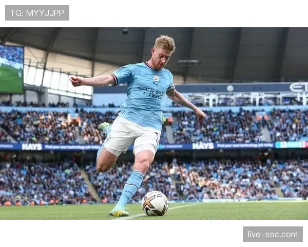 特写：德布劳内定位球破门后，指向看台庆祝